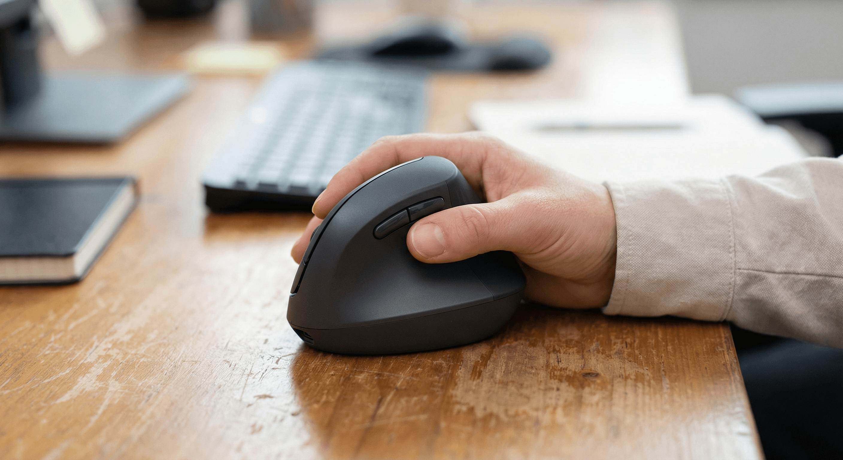 Small-hand user testing vertical mouse button reach and thumb comfort at a desk